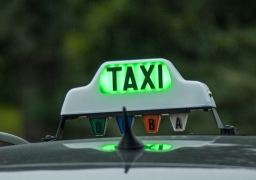 Un chauffeur de taxi mis en examen pour avoir convoyé des migrants