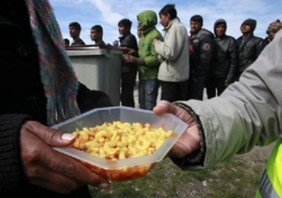 Calais : la justice suspend l'arrêté empêchant la distribution de repas aux migrants