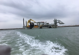 La drague « Magellan » creuse « Calais port 2015 »