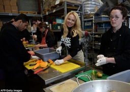 Pamela Anderson à Calais hier soir pour la distribution des repas aux migrants