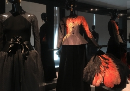La mode de Givenchy s’expose à la Cité internationale de la dentelle à Calais