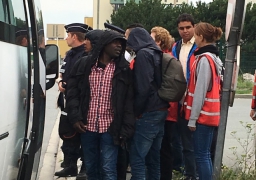 Deux bus emmènent quelques migrants de Calais vers le centre d'accueil de Troisvaux.