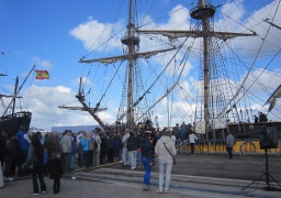 De beaux et grands voiliers arrivent à Calais 