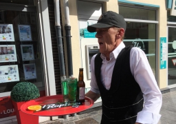 Vif succès pour la course des garçons de café à Calais