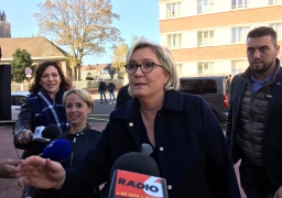 Marine Le Pen au commissariat de Calais