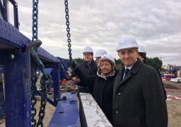 Pose de la 1ère pierre du centre Coluche à Calais
