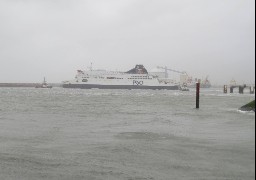 Calais : un ferry s'échoue dans le port à cause de la tempête