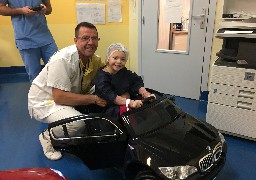 Clinique des 2 Caps: les enfants vont au bloc avec des voitures électriques