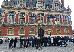 Une cinquantaine de personnes ont patienté des heures devant la mairie de Calais pour apercevoir le Président