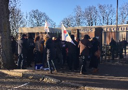 Rassemblement des directeurs d'école devant la sous-préfecture