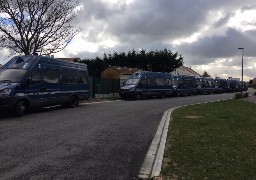 Nouveau bilan : deux policiers blessés, 18 migrants dont 4 graves blessés à Calais ce jeudi.