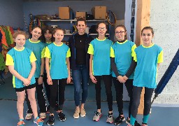 L’heptathlonienne Esther Turpin encadre une master-class d’athlétisme au collège de l’Europe à Ardres