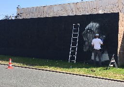 Le graffeur Vyrüs peint les sportifs Calaisiens sur l’arrière du Carrefour Mi-Voix dans le quartier du Beau Marais