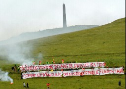 Calaisis : les cheminots déploient une banderole au cap Blanc-Nez