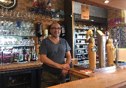 Les bars demeurent des lieux de vie dans les villages du calaisis