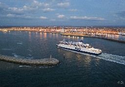 Calais : le premier bateau d'essai est entré dans le nouveau port samedi soir