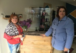 A Loon-plage, les commerçants distribuent des fleurs pour composer un bouquet fête des mères !