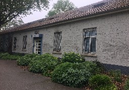 A Calais, la façade de la police municipale nettoyée après avoir été couverte de tags