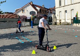 Outreau : des ados formés à la pratique de la trottinette électrique par la police.