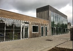 La maison des associations d'Isques renforce le cœur du village.