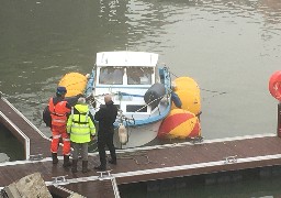 Boulogne: le bateau de plaisance qui avait sombré, a été remonté à la surface