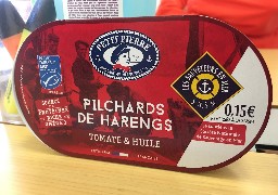 La conserverie Petit Pierre fait don de 11 000 euros à la SNSM de Boulogne sur mer.