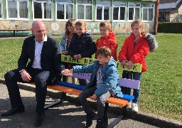 A Capelle-la-Grande, les écoliers peuvent s'asseoir sur des bancs de l'Amitié !