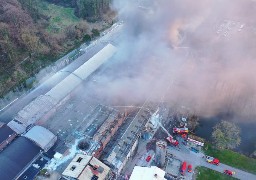 Blendecques : l'incendie de la cartonnerie est toujours en cours