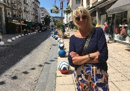 Les Escapades : Des sphères peintes par des artistes dans les rues piétonnes de Boulogne sur mer... 