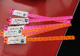Des bracelets fluos et gratuits pour ne pas perdre ses enfants sur la plage !