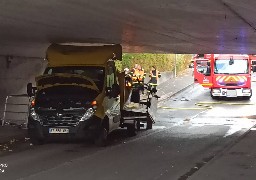 Loon-plage: un camion bloqué sous un pont route de Mardyck