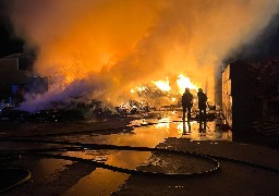 Calais : un incendie a touché un centre de tri d'Opale Environnement samedi soir.