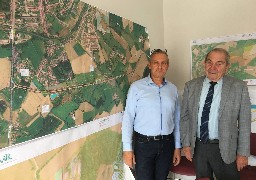 A Samer, le maire Claude Bailly cède sa place à Christophe Douchain.