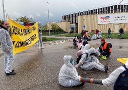Des militants d'Extinction Rebellion ont bloqué l'entrée de TotalEnergies de Mardyck vendredi matin.