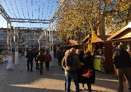 A Dunkerque, le Marché de Noël de Dunkerque anime la place Jean Bart. 