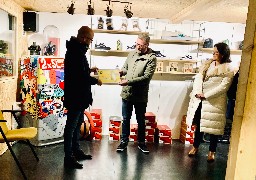 Un très beau chèque remis au Secours Populaire d'Abbeville grâce à l'exposition « Transition-Les Portes »