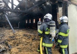 4000 poussins ont péri ce matin dans un incendie dans une ferme à Rubrouck