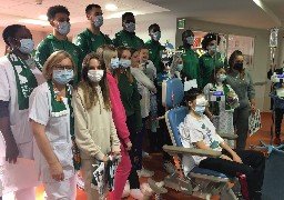 A Boulogne, les basketteurs de l'ESSM Le Portel en visite auprès des enfants hospitalisés.