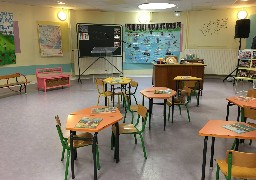 A Saint Pol sur mer, des parents et des enfants disent adieu à leur école avant sa démolition. 