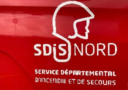 Une voiture prend feu à Grande-Synthe après avoir percuté un bus en stationnement 