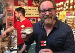 Au salon international de l'agriculture, la conserverie Saint-Christophe à Argoule fait sa promotion.