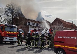 Impressionnant feu de maison à Bollezeele
