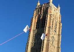 A Dunkerque, 500 collégiens ont assisté à la descente en rappel du Beffroi, des drapeaux Olympiques, paralympiques et des JO de Paris 2024