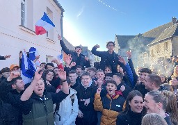 Rassemblement d'élèves devant le lycée Woillez à Montreuil contre la réforme des retraites
