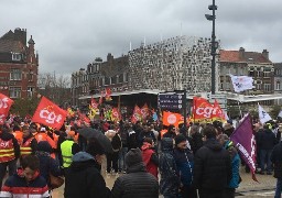 La réforme des retraites promulguée et bientôt appliquée. Emmanuel Macron s'exprimera lundi soir.
