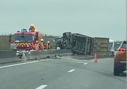 A16 : un semi-remorque couché sur le terre-plein central entre Etaples et Hardelot