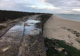 Au Portel, digue Carnot, un homme sauvé de la marée par un pêcheur et les pompiers.