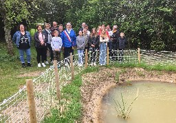 A Saint-Etienne-Au-Mont, des collégiens éco-délégués construisent une mare pour l'école Triolet.