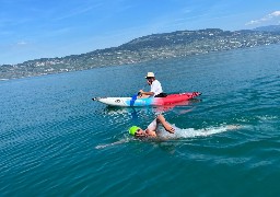 Le wimereusien Stève Stievenart traverse le lac Léman à la nage.