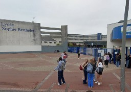 Attaque à Arras: les cours ne commenceront qu'à 10h, ce lundi, dans les collèges et les lycées